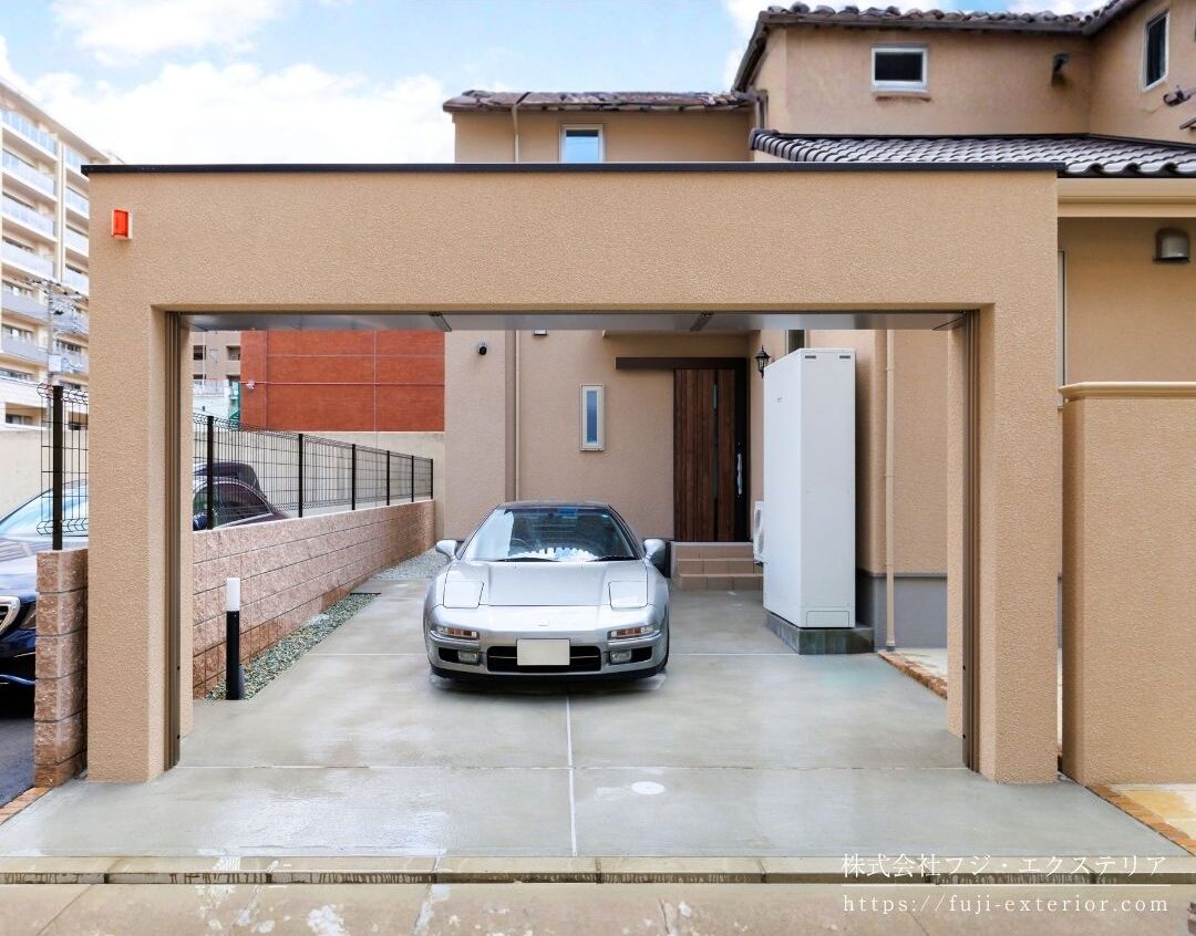 アルミのスラットシャッターの奥には、施主様の愛車のスポーツカー 初代 HONDA NSXが堂々と存在。