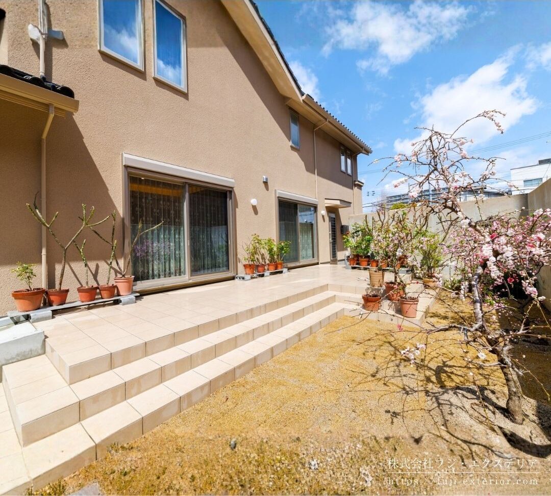 広いタイルテラスと緑豊かな和風の庭