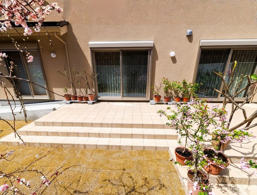 広いタイルテラスと芝生のお庭