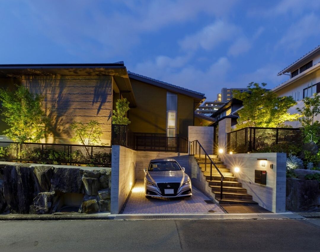 環境と街並みに配慮したジャパニーズモダンエクステリア。夜の防犯と美観に貢献する北摂エリアの施工事例