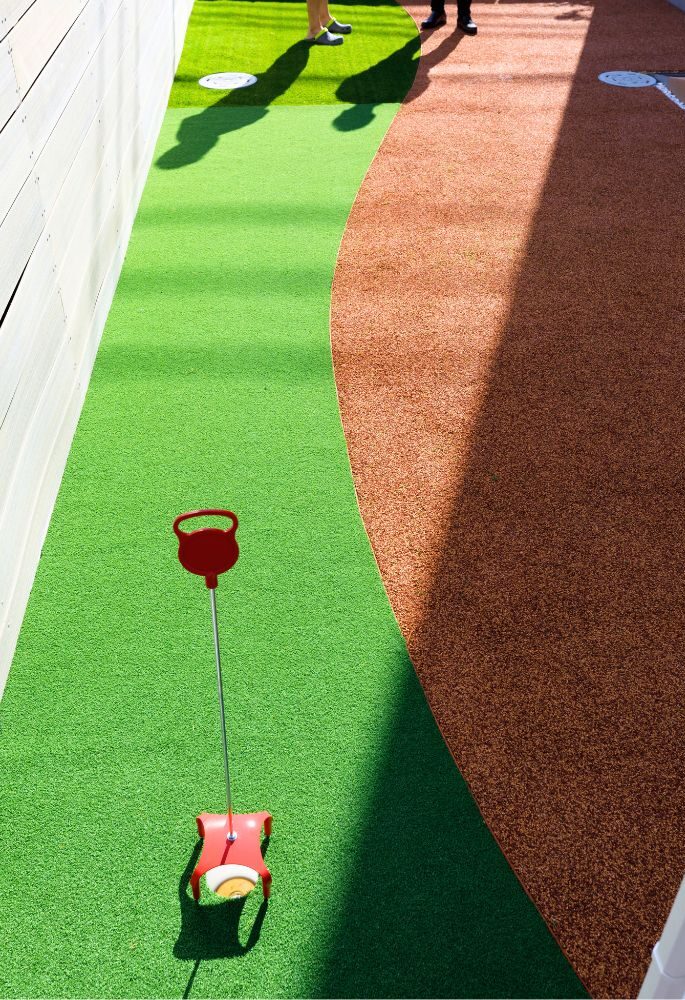 ゴルフのパター練習ができるようにした人工芝のお庭。