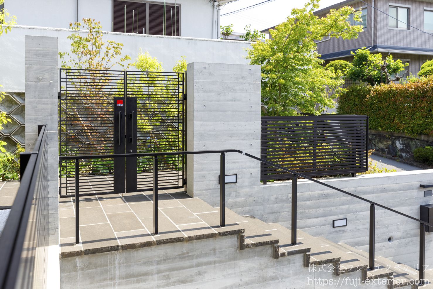 YKKシャローネ門扉と天然石の階段を組み合わせたアプローチ。吹田市の高低差がある敷地でも安心なシンプル手すり付き