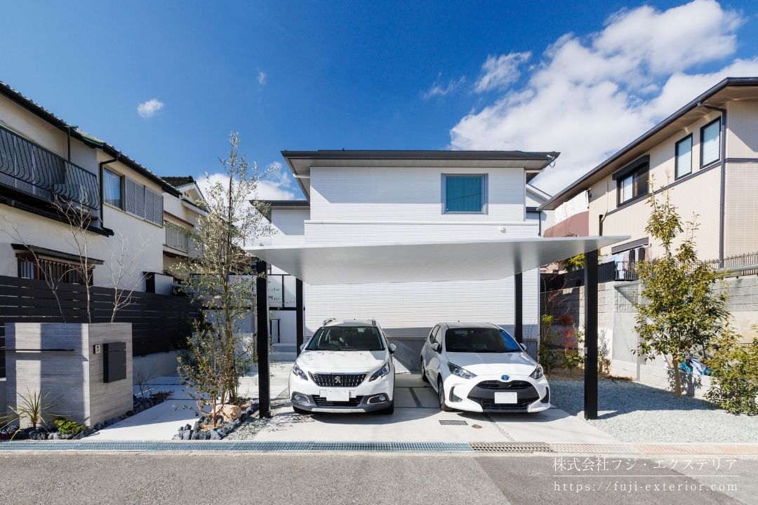 兵庫県のナチュラルシンプルスタイルの新築外構 施工実例です。
某ハウスメーカーのモダン住宅のオープンエクステリアです。まず目に飛び込んでくるのが、直線的なフォルムが特徴の LIXIL/カーポートSC 2台用。シンプルフラットなデザインが住宅に美しく調和しています。