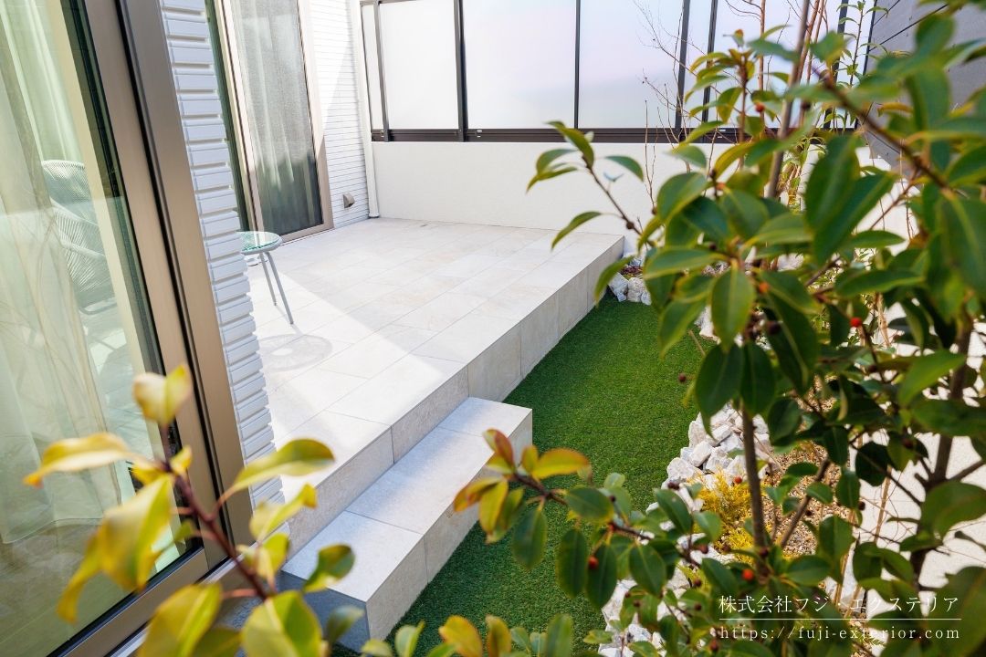 タイルテラスの周りには塀とフェンスを設け、外からの視線をしっかりカット。人目を気にせず、庭でゆったりと過ごせる空間にしています。
道路側にはすりガラス調のフェンスを採用し、光を取り込みながら圧迫感を抑えた、開放的な目隠しを実現しています。