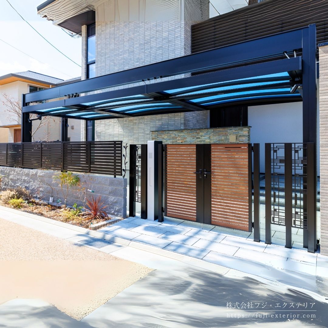 庭とガレージの空間に連続性を持たせるように、三協アルミ U.スタイルアゼストで全体をダイナミックに覆いました。