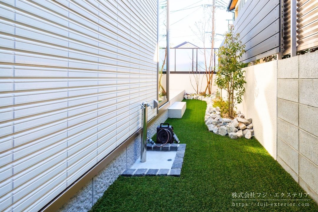 テラス側面には人工芝と立水栓。お手入れもしやすく、気持ちの良い空間が出来ました。