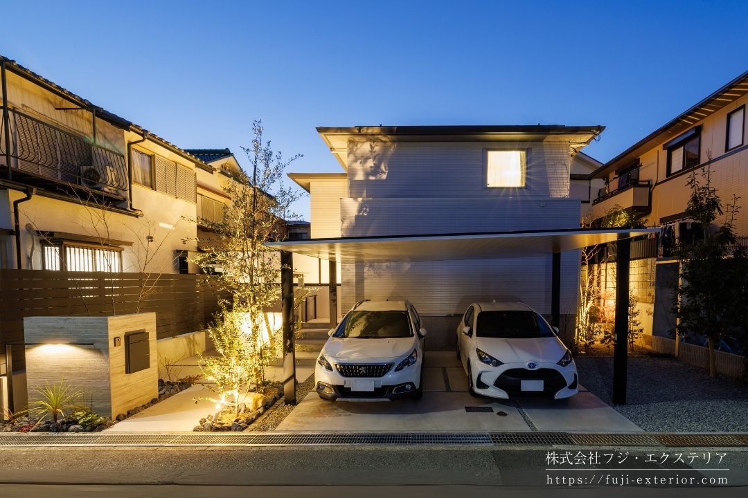 夜は優しい照明が家族を迎えてくれます。外構の夜間のライトアップは自邸の美観と安全性だけでなく、地域の防犯性にも貢献できます。