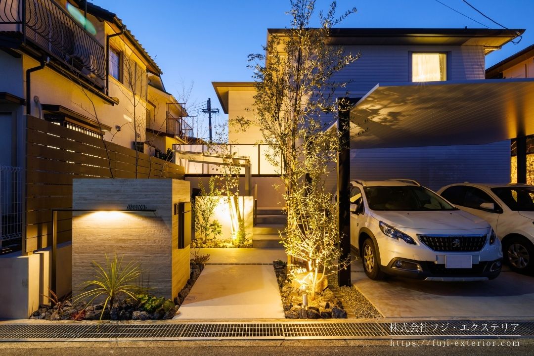 外構の夜間のライトアップは自邸の美観と安全性だけでなく、地域の防犯性にも貢献できます。