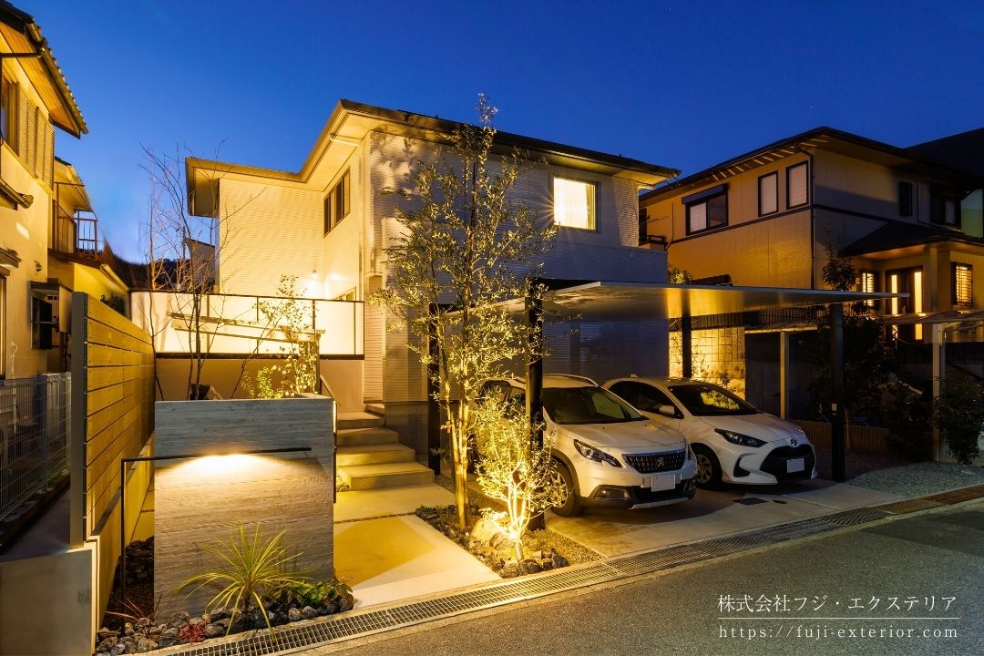 外構の夜間のライトアップは自邸の美観と安全性だけでなく、地域の防犯性にも貢献できます。