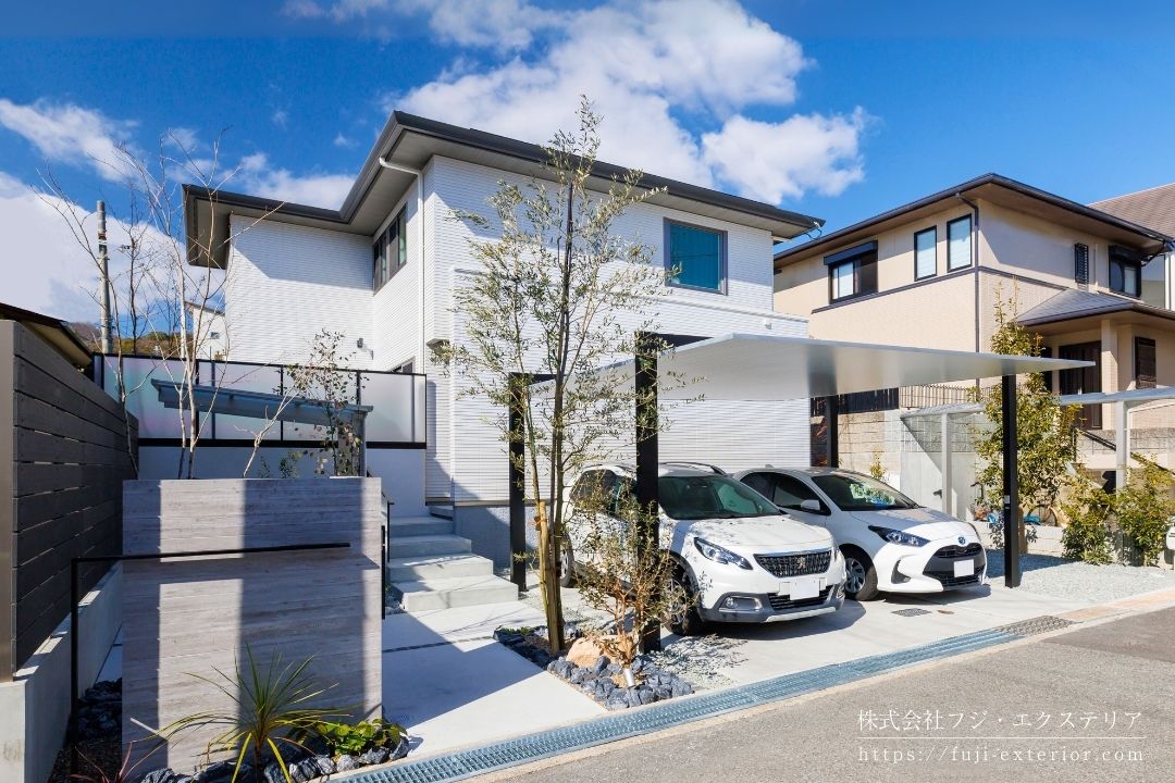 某ハウスメーカーのモダン住宅のオープンエクステリアです。まず目に飛び込んでくるのが、直線的なフォルムが特徴の LIXIL/カーポートSC 2台用。シンプルフラットなデザインが住宅に美しく調和しています。