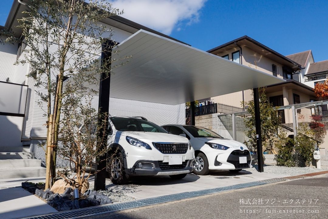 直線的なフォルムが特徴の LIXIL/カーポートSC 2台用。シンプルフラットなデザインが住宅に美しく調和しています。