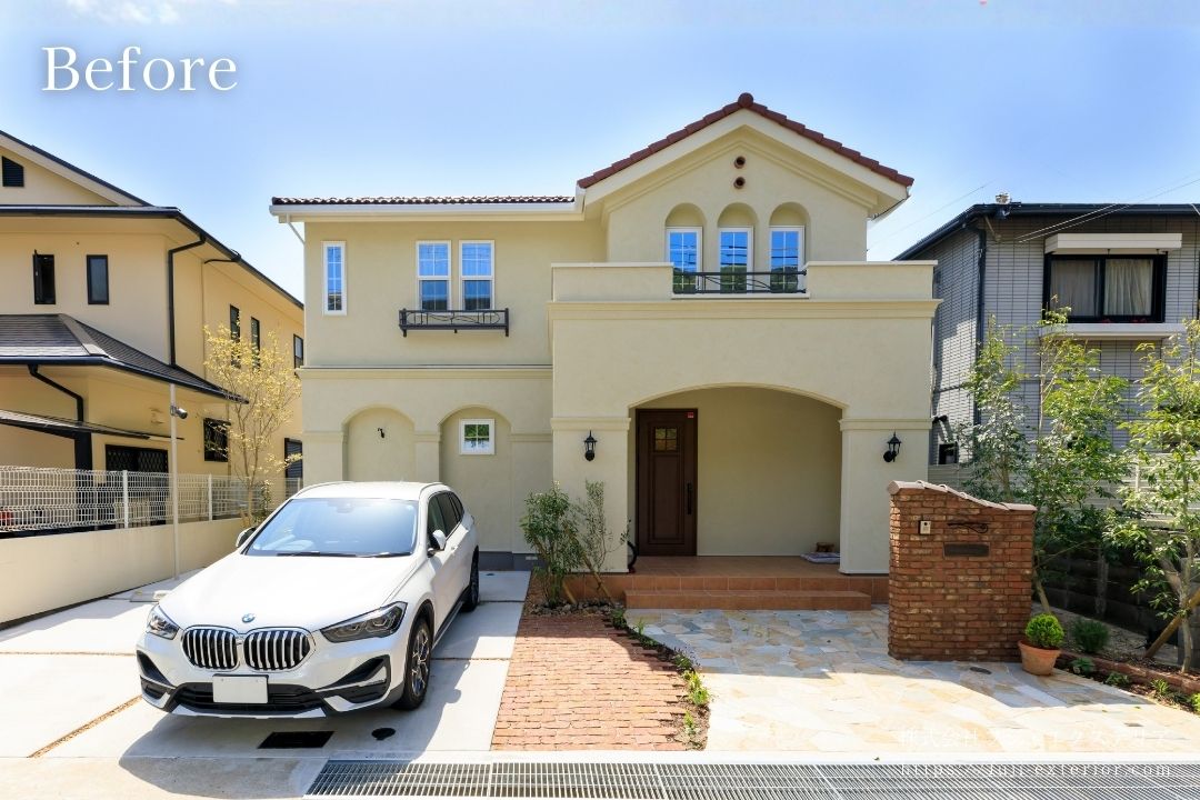 リフォーム前は、建物前の右端にレンガの門柱だけがあるオープン外構でした。