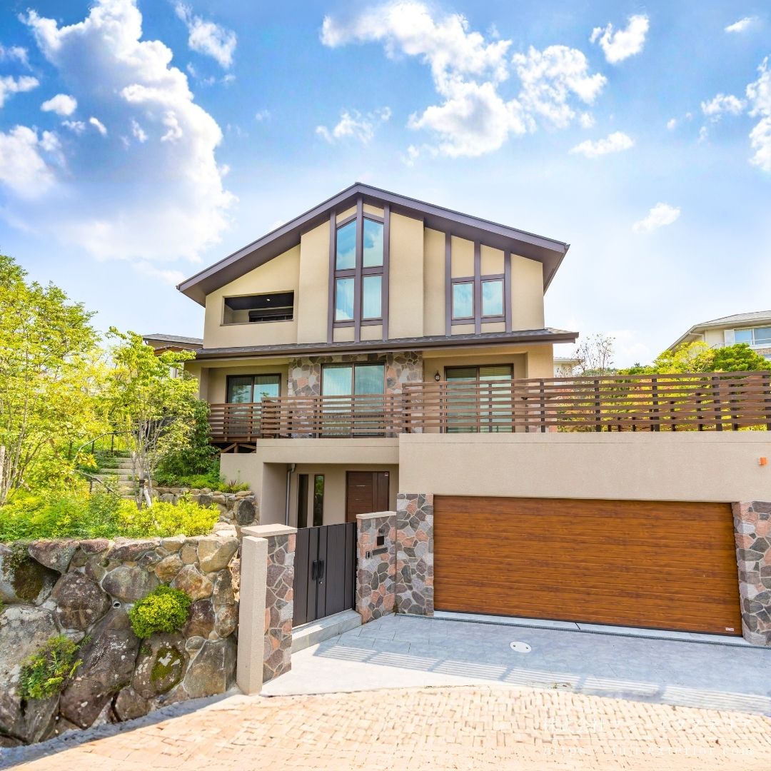 奈良県の閑静な住宅地に優雅に佇む、落ち着きあるクラシカルな邸宅の新築クローズ外構です。