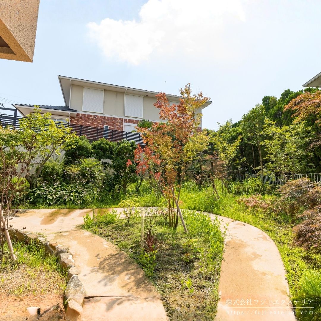 裏庭には、マサ土ミックスで舗装された自然な勾配と曲線が魅力のアプローチ。見事に森の小道を表現できました。