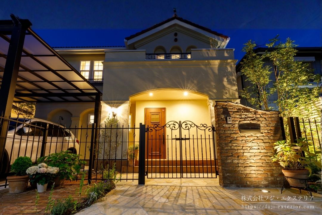 玄関ﾎﾟｰﾁのダウンライトが鋳物門扉の影をアプローチに落としている様が、とても趣があります。夜の帰宅が楽しくなるような素敵なアプローチです。