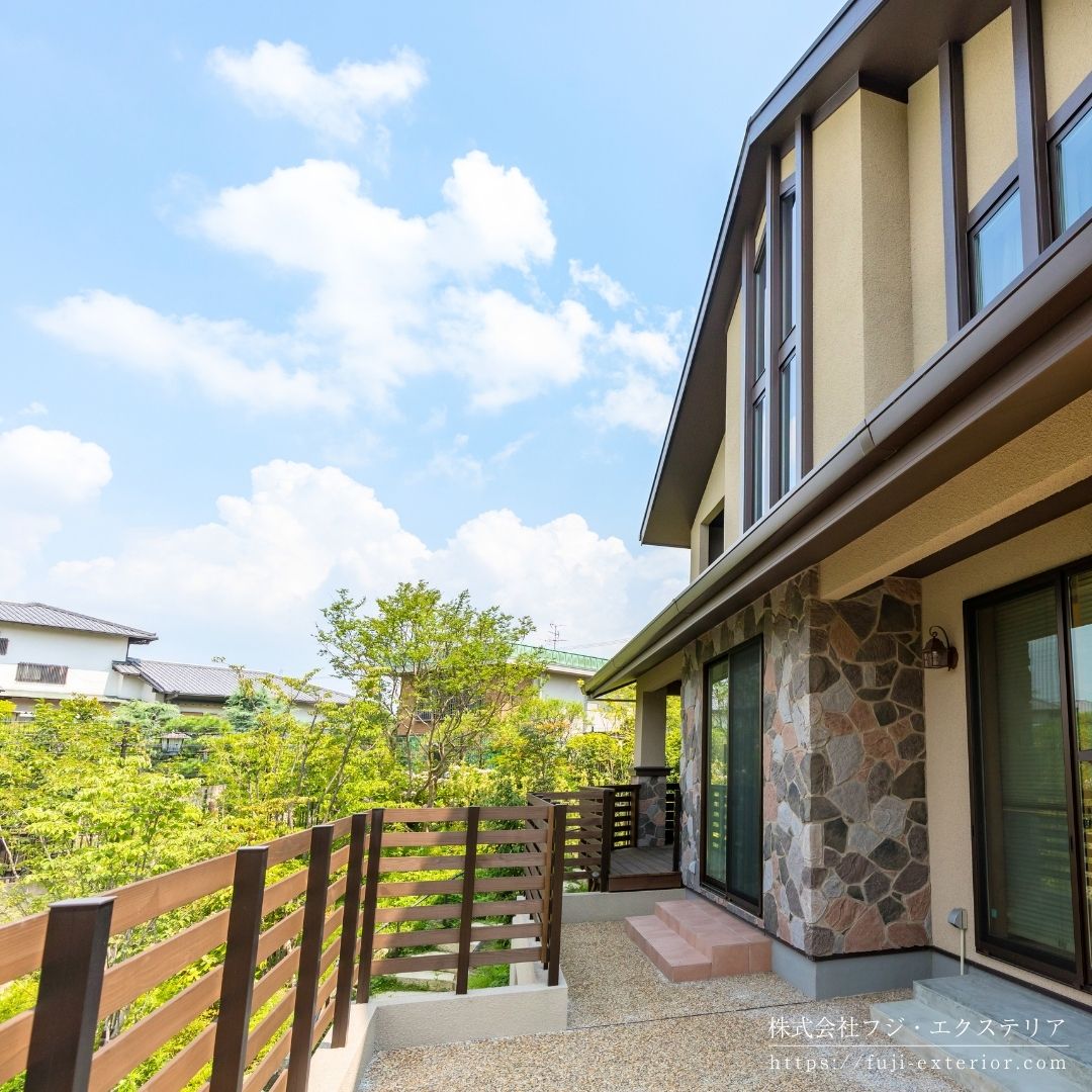 前面に建物がなく、ウッドデッキで過ごしてもとても優雅でまるで別荘地のような素敵なエクステリアが完成しました。