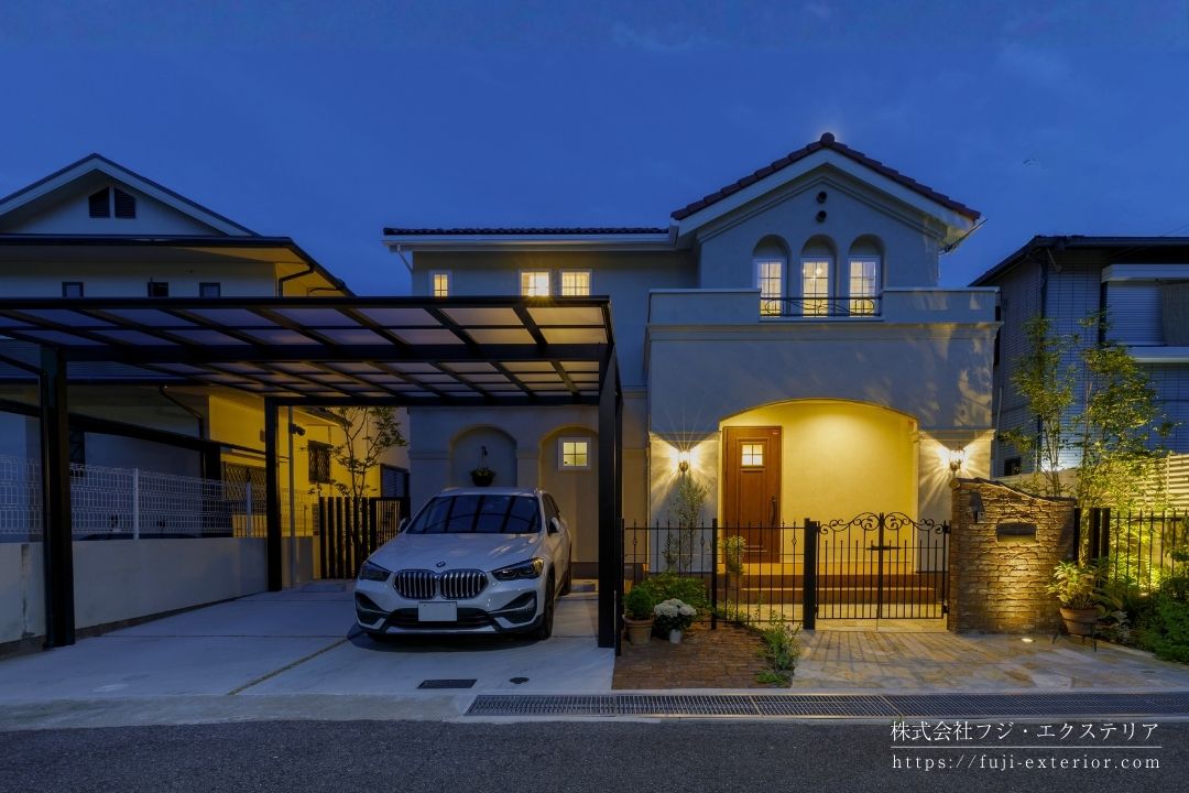 門柱の脇の細いスペースにもフェンスを入れ、植物達が美しく映えるように考慮しました。夜になってライトが灯ると、その美しさは際立ちます。