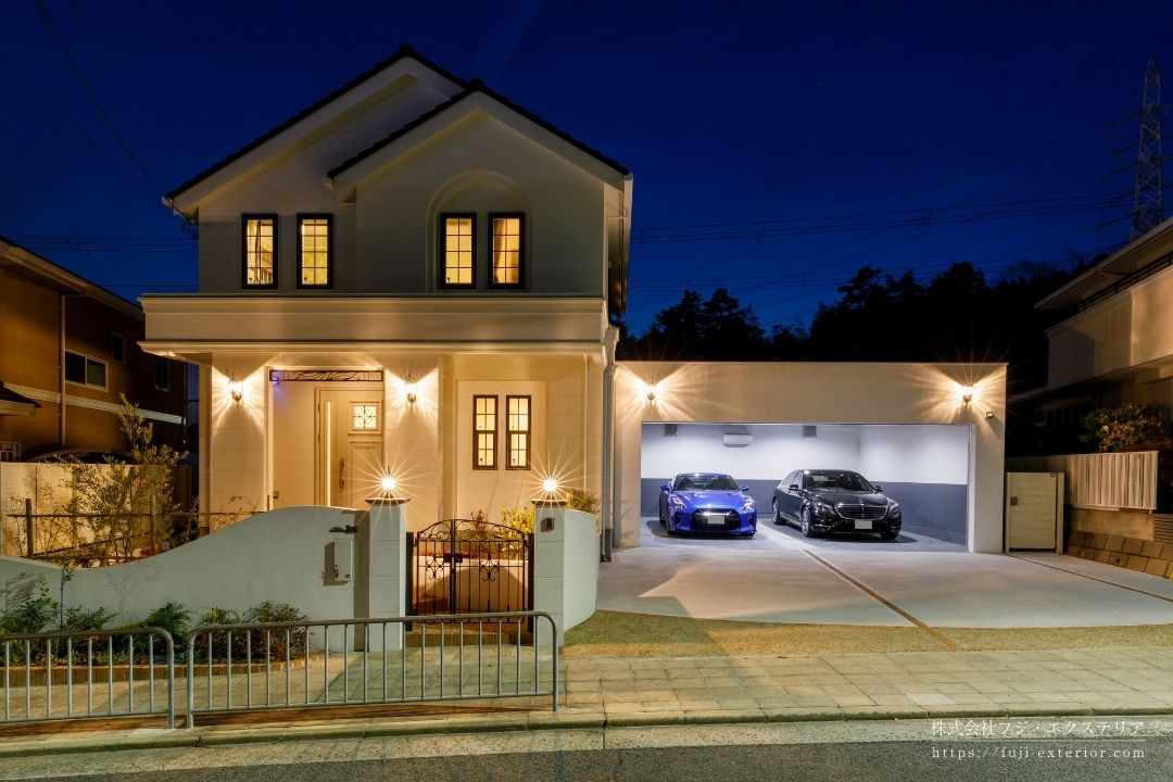 三井ホームのクローズ外構。2台用大型シャッターガレージがあります。