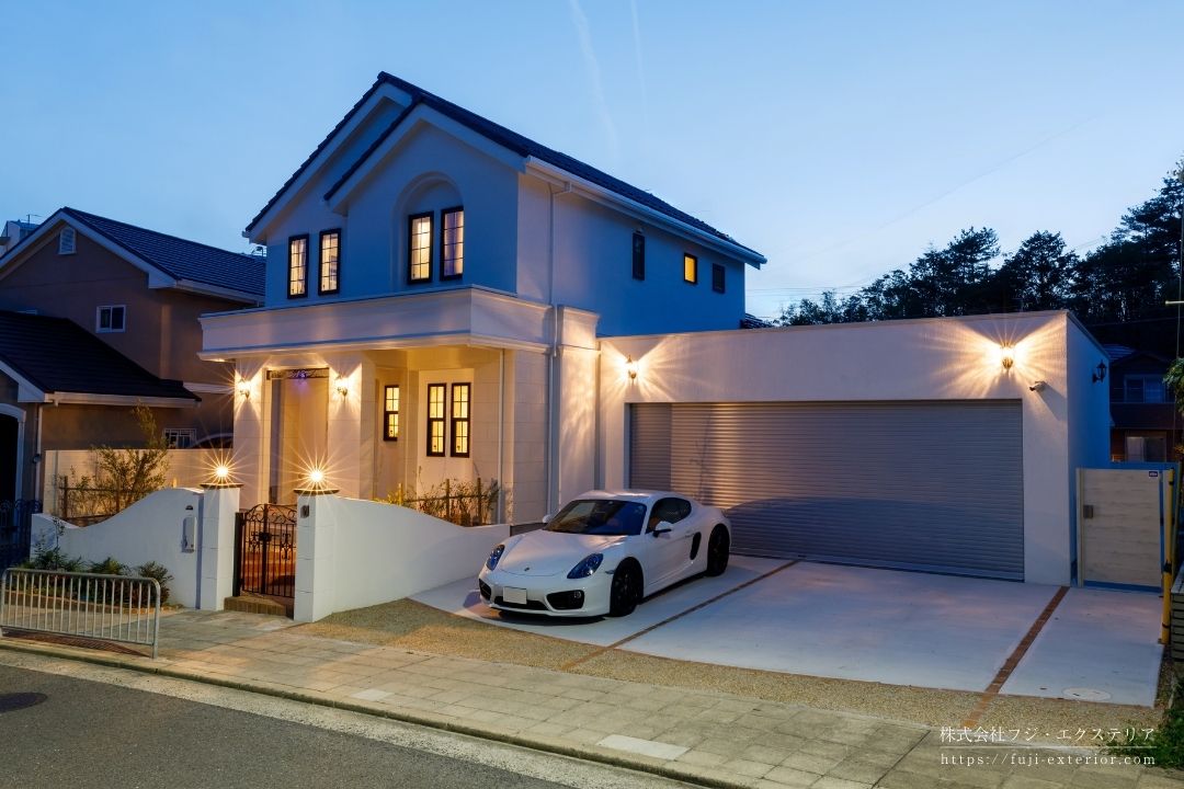 三井ホームのクローズ外構。2台用大型シャッターガレージがあります。