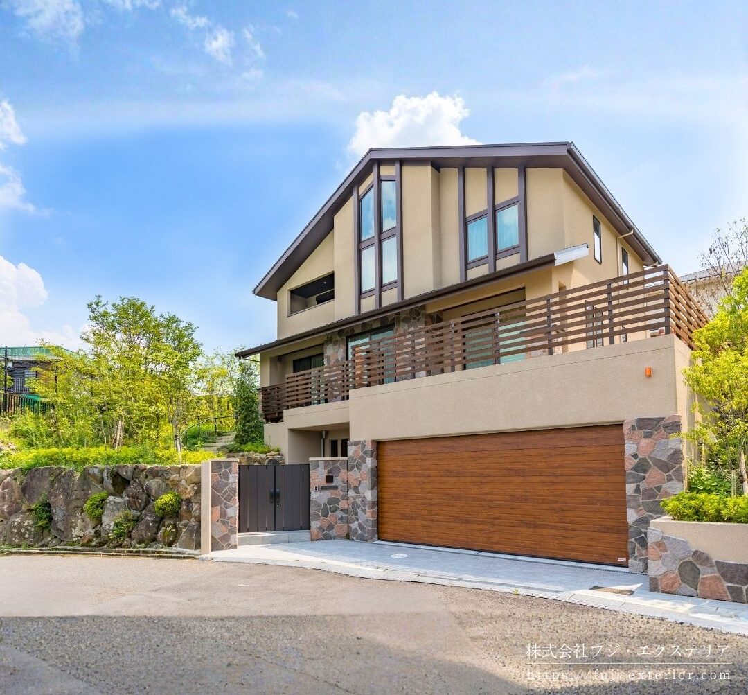 奈良県の閑静な住宅地に優雅に佇む、落ち着きあるクラシカルな邸宅の新築クローズ外構です。