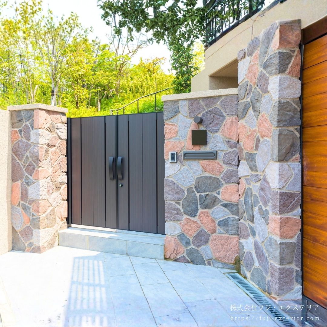 石風タイルは名古屋モザイク インタクト、門扉は三協 ラグレシア2型の高級門扉。