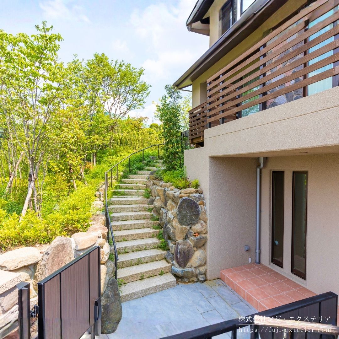 門を開けると石段のアプローチ。既存の生駒石に合わせた石積土留と、御影石の階段が森の中にいるような雰囲気。