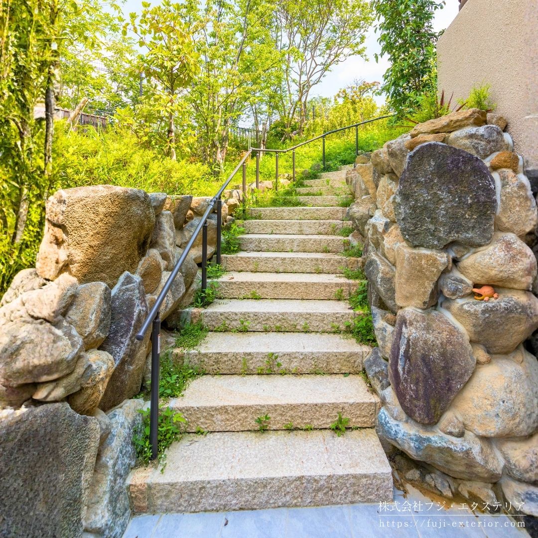 門を開けると石段のアプローチ。既存の生駒石に合わせた石積土留と、御影石の階段が森の中にいるような雰囲気。