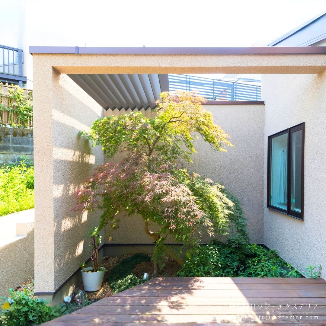 お風呂場とリビングから見える庭にはシダレモミジを植え、入浴中に紅葉を眺められる素敵な仕掛けを。上部には軽い目隠しでLIXILデザイナーズパーツを斜め貼りに加工しました。