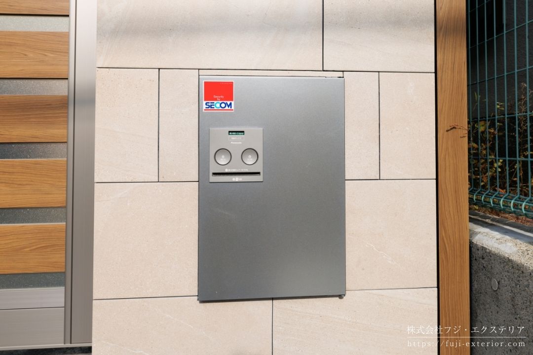 ポスト、宅配ボックス、シークレットスイッチを組み込んだタイル門柱。