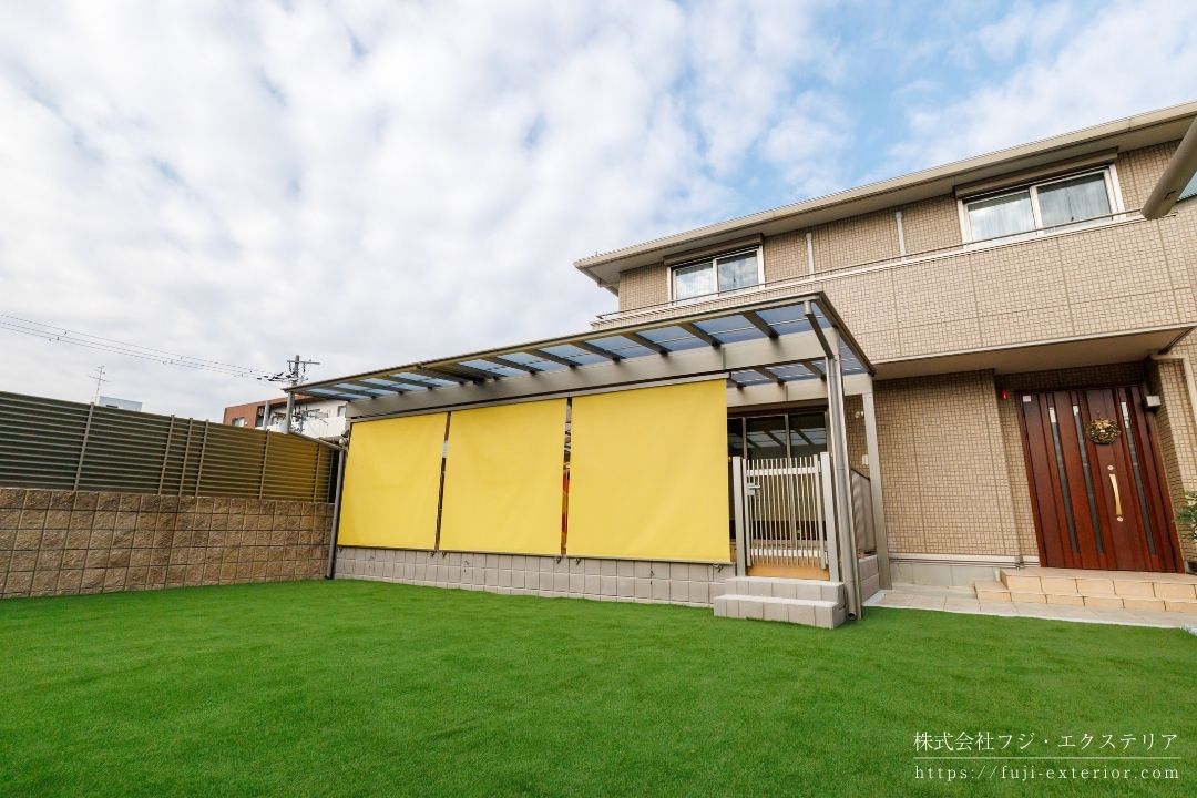 大阪府豊中市で防草シートと人工芝を施工し、雑草対策とメンテナンス性を高めた外構フルリノベーションの庭スペース。