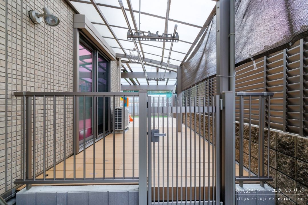 エアコンの室外機はコンクリートで作った架台の上に置き、室外機から排出される温風がデッキに直接当たらない様に工夫しました。