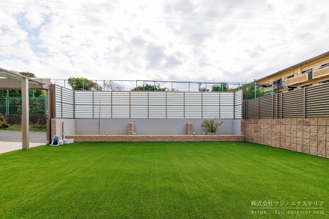 大阪府豊中市で防草シートと人工芝を施工し、雑草対策とメンテナンス性を高めた外構フルリノベーションの庭スペース。