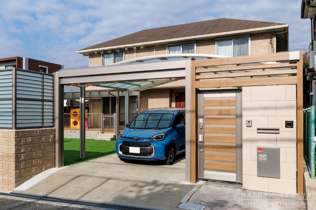 LIXILプラスGのアルミフレームを使用したエントランスゲート。住宅のファサードを立体的に演出する外構デザインと柱の納まり。