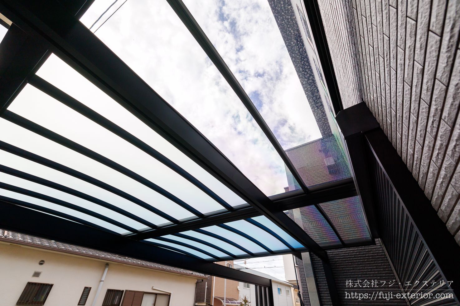 カーポートの屋根は家の外壁に沿って設置されているため、掃き出し窓に近い屋根の2列分には、光を遮らない透明な屋根材を採用しました。使用しているのは、透明でありながら紫外線を99%カットする熱線ポリカ(クリア)。自然光をしっかり取り込めるので、室内は明るさを保ちつつ、紫外線対策も万全です。