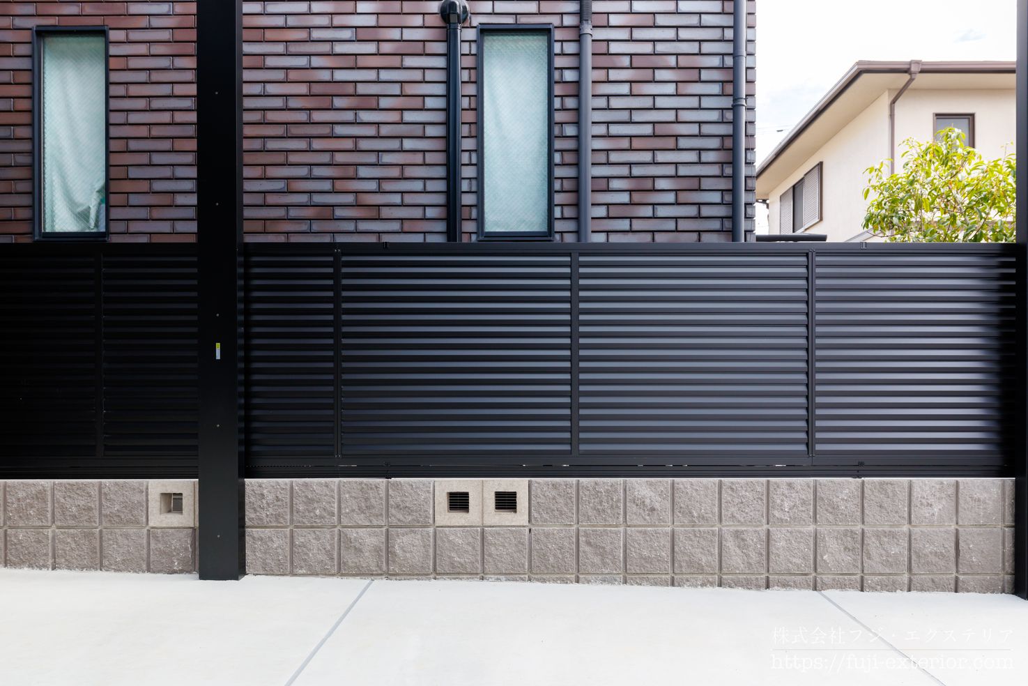 両隣りの境界にはブロック塀+目隠しフェンスを設置し、お互い気を使わない様にしました。お隣様のエアコン室外機がある場所は、暖気が逃げれる様に穴が開いているブロックで対応しました。