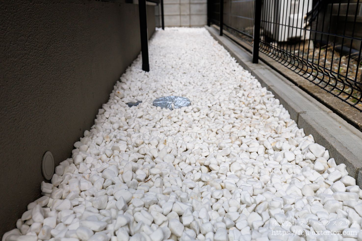 建物廻りはオリジナル防草シート ZEROWEED220を敷き詰め、防犯砂利を敷き詰めました。この商品はリサイクルガラスで、歩くと普通の砂利よりも大きなジャリジャリ音がして、侵入を躊躇わす効果が期待できます。