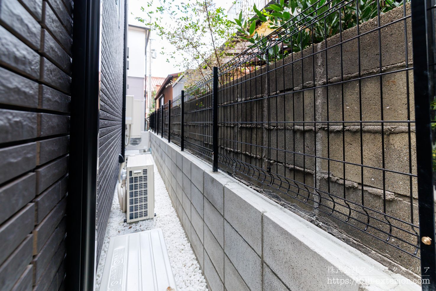 お隣様のブロック塀が今にも倒れそうな状態。新たに敷地内にブロックを5段積み、メッシュフェンスを付けました。これでお隣様のブロックが倒壊してもいきなり敷地内には入ってきません。(一次被害は食い止めれそうです)