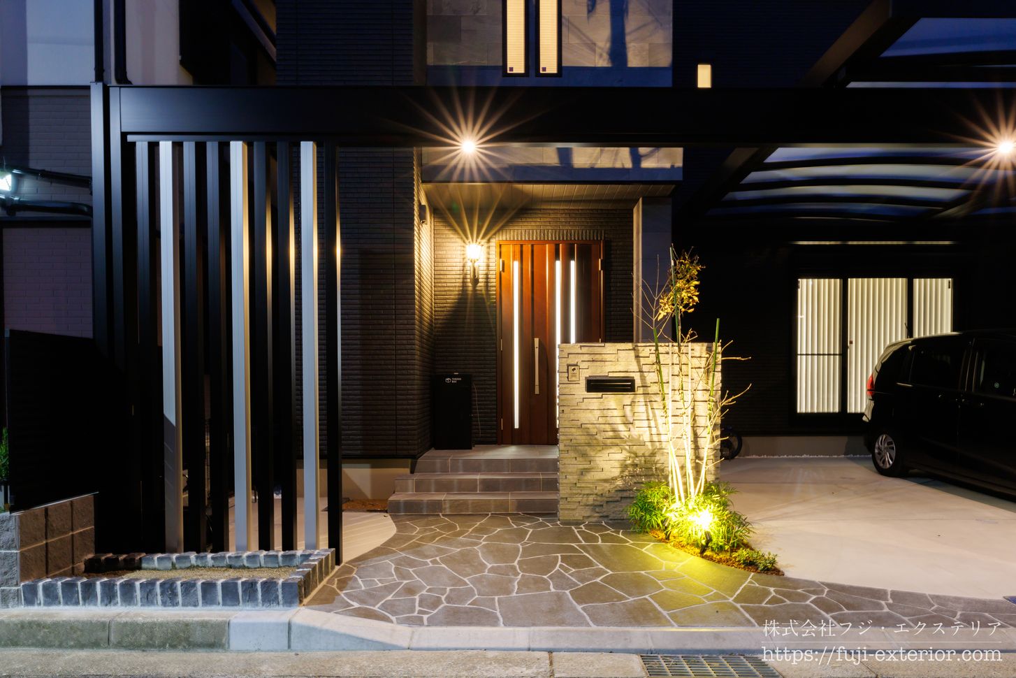 夜の照明は、門柱のアッパーライト、カーポートの梁下オリジナルライトで安全性・防犯性と美観を。少し控えめですがナイトシーンもカッコ良く。