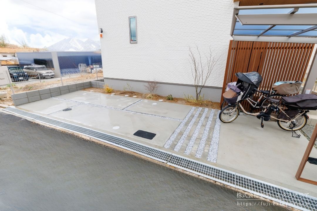 豊中市の新築住宅に施工したコンクリート駐車場とデザインスリット。機能性と意匠性を両立した外構工事