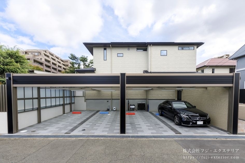 車4台を収容する大型ガレージ：三和シャッター サンゲートN1型と三協アルミ U.スタイル アゼストの組み合わせ