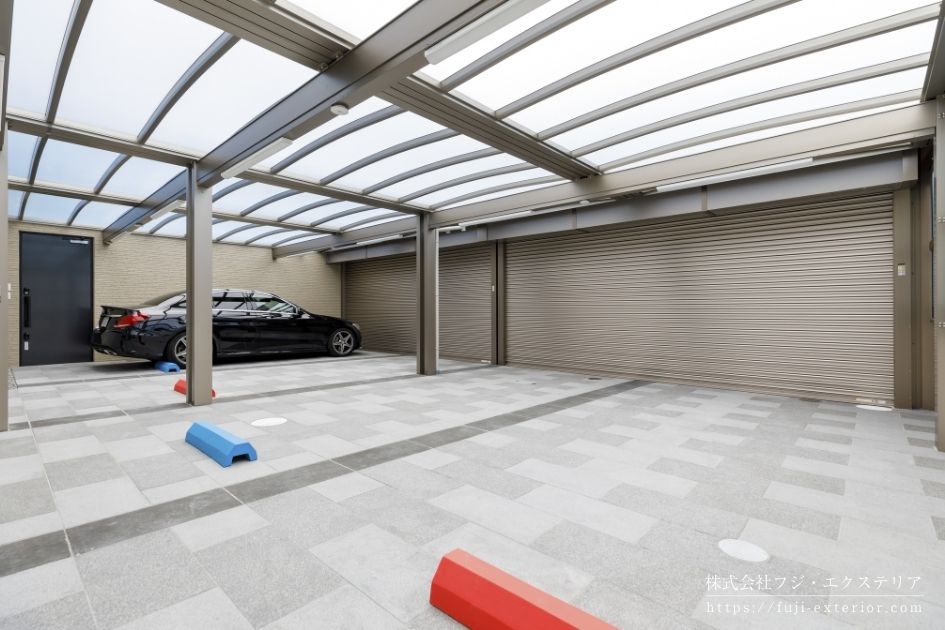 車4台を収容する大型ガレージ：三和シャッター サンゲートN1型と三協アルミ U.スタイル アゼストの組み合わせ