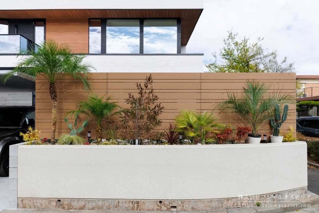 アガベやヤシ系植物を取り入れたドライガーデン施工例。モダン住宅にリゾート感を加える植栽デザイン