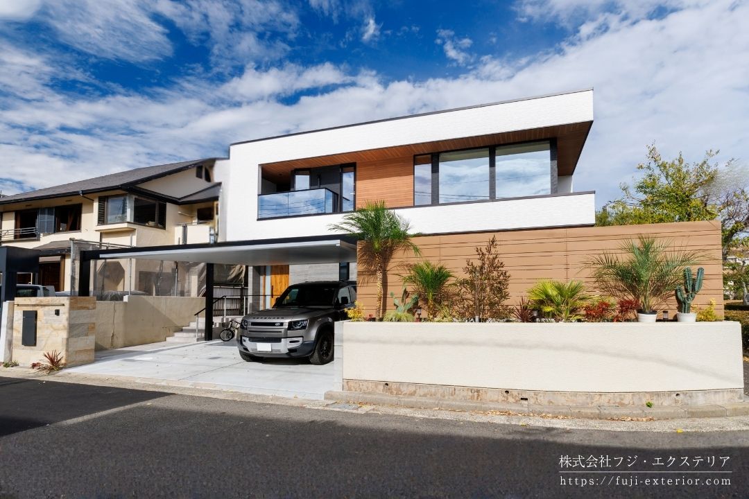 大阪のモダン住宅に合わせたホテルライクな外構施工事例。直線的なデザインとドライガーデンが調和する高級エクステリア