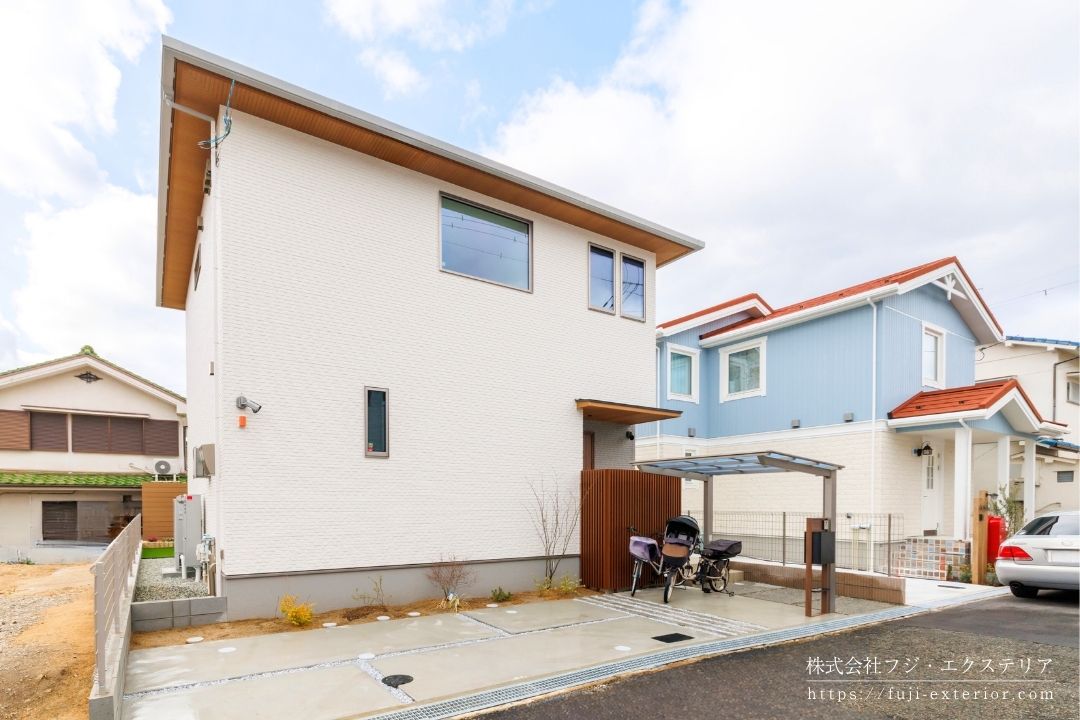 大阪府豊中市の新築外構施工事例。木目軒天と調和する植栽豊かなナチュラルモダンデザインのエクステリア