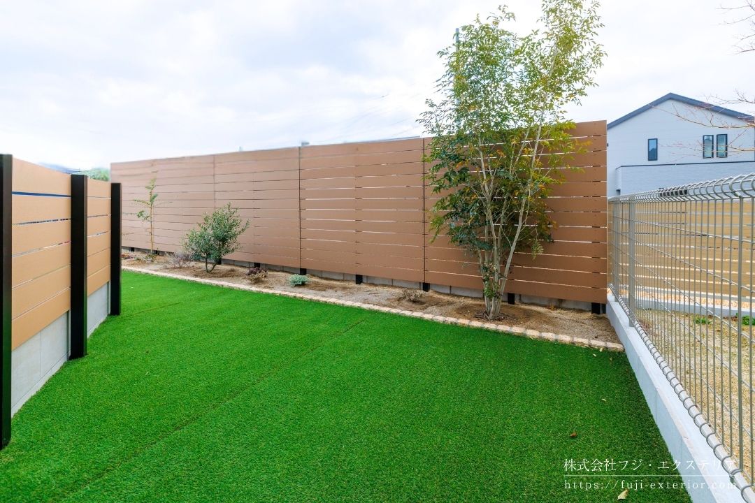 目隠しフェンスでプライバシーを確保したナチュラルガーデン。豊中市の新築外構と庭工事の施工事例