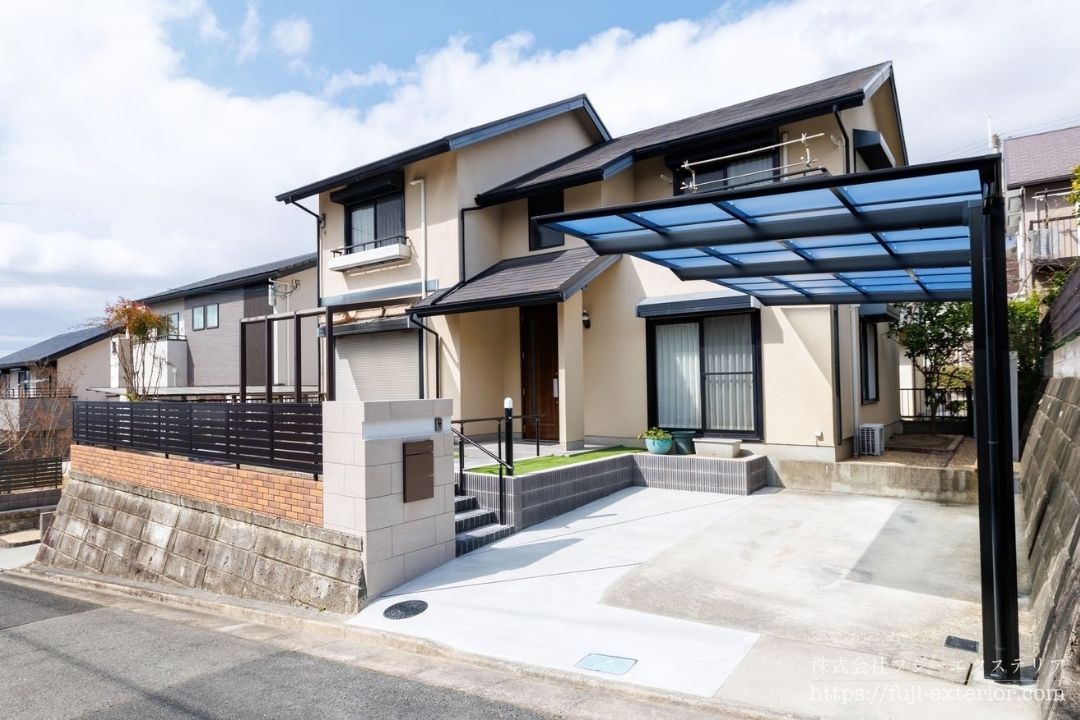 兵庫県川西市の外構リノベーション施工事例。門まわりと2台分の駐車スペース、フラット屋根のカーポートを備えた戸建て住宅の外構リフォーム