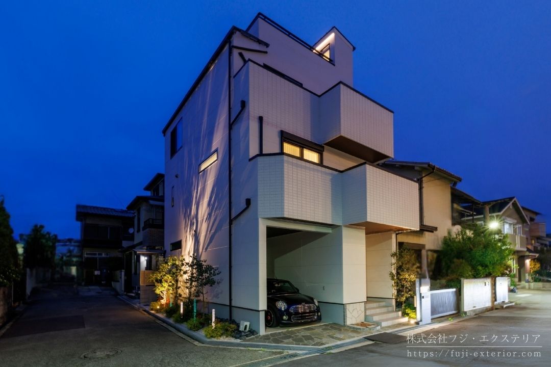 エクステリア照明で昼とは異なる表情を演出した住宅外観