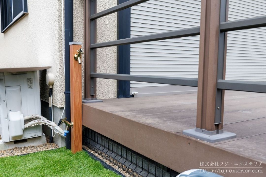 ウッドデッキの横にあった散水栓は、2口立水栓へ変更。植栽の水やりやデッキのお手入れもしやすくなります。